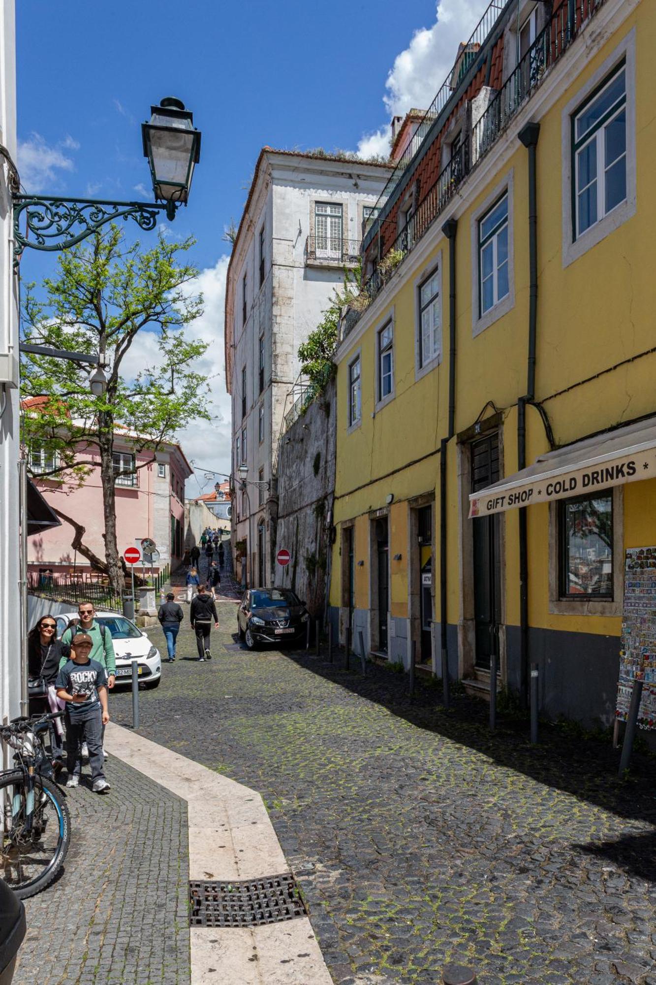 3-bed Flat Retreat By Sao Jorge Castle * Lisbon